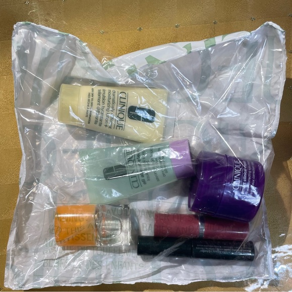 New Clinique 6 piece set! - Picture 4 of 5